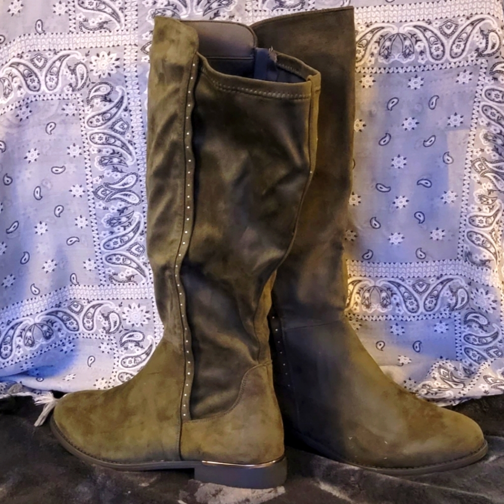 NWT Olive Jaylen Cloudwalkers by Avenue 13w